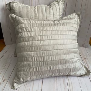 Set of 2 light gray throw pillows
